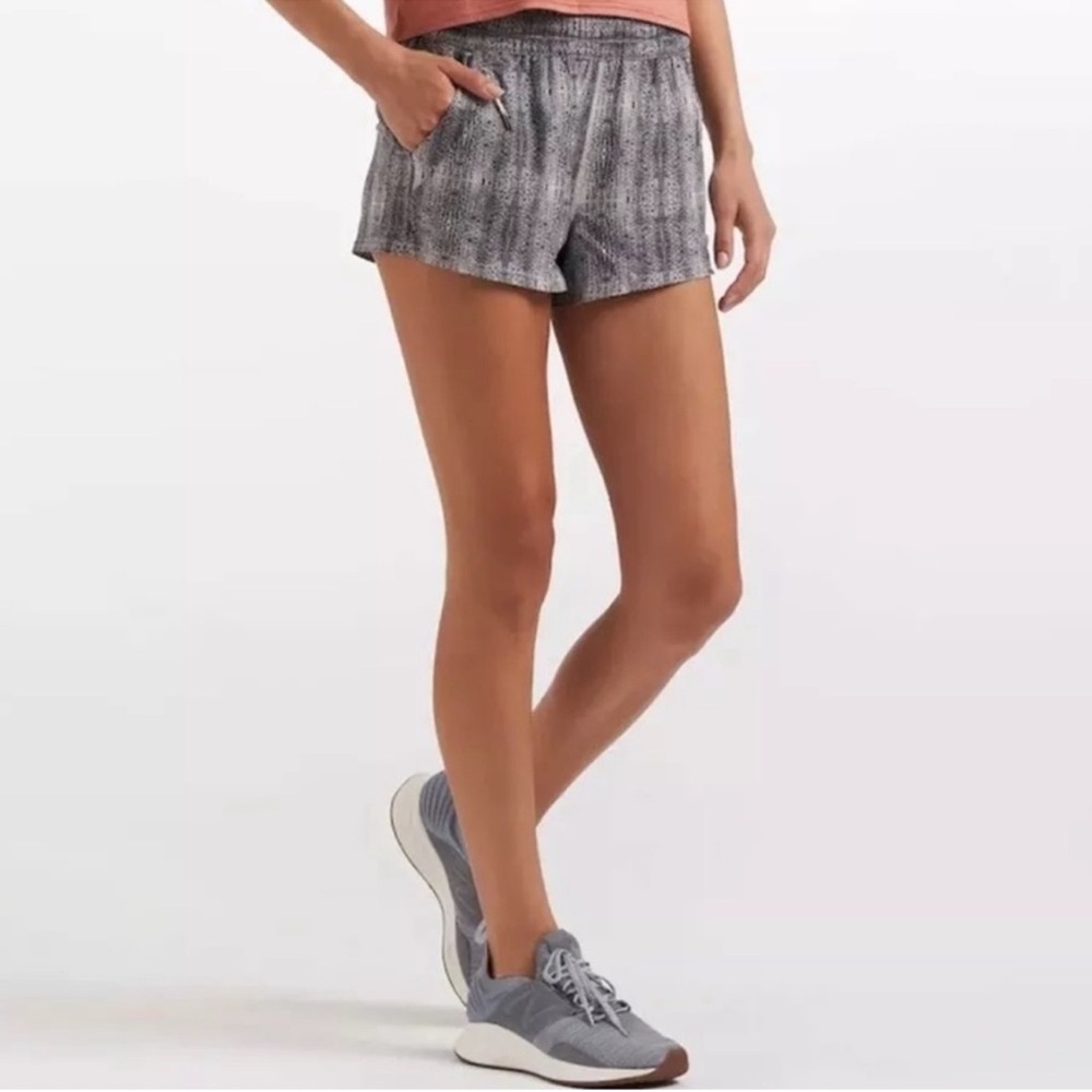 Vuori Dune Shorts in Dune Snake Animal Print Black White Size Large